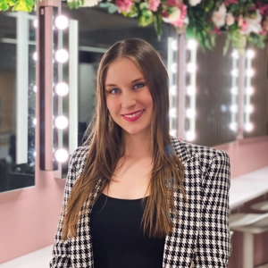 Julie underviser i beauty og dans