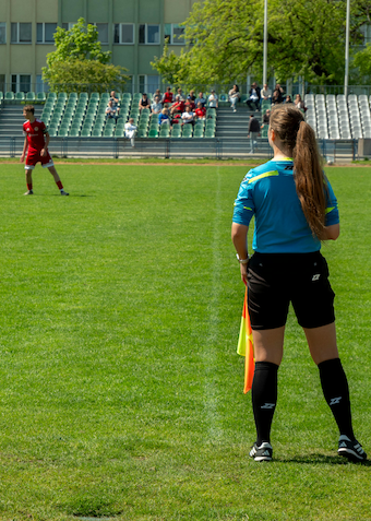 Bliv fodbolddommer - og få et fedt og fleksibelt fritidsjob - Klik for at tilmelde dig