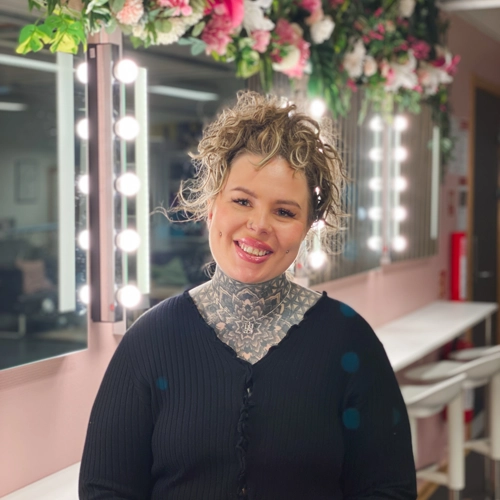 Emilia lærer på kunst og beauty