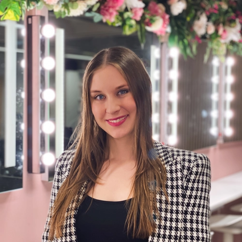 Julie underviser i beauty og dans