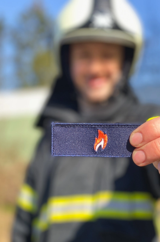 Flammen udleveres som bevis for gennemgang af brandkadetuddannelsen